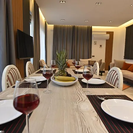 8 Kisilik, Acik & Kapali Havuz, Genis Yesil Alanli Villa Demre