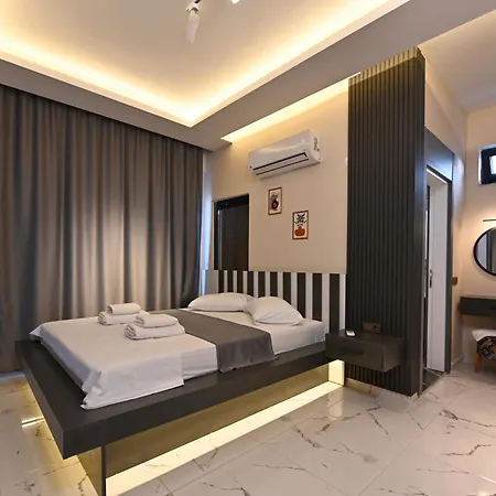8 Kisilik, Acik & Kapali Havuz, Genis Yesil Alanli Villa *