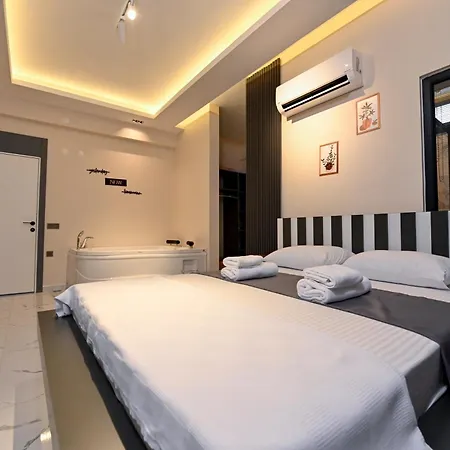 Villa 8 Kisilik, Acik & Kapali Havuz, Genis Yesil Alanli