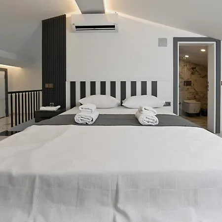 8 Kisilik, Acik & Kapali Havuz, Genis Yesil Alanli Villa