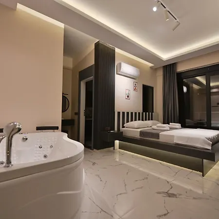 8 Kisilik, Acik & Kapali Havuz, Genis Yesil Alanli Villa Demre